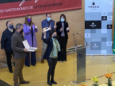 Elena Arzak recoge la Trufa de oro de la Feria de la Trufa negra de Soria
