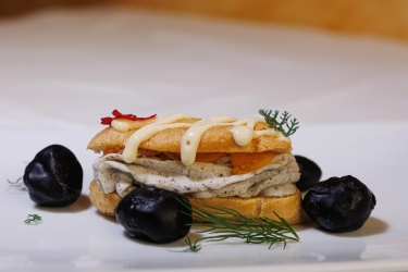 Eclair con emulsión de bacalao y trufa negra