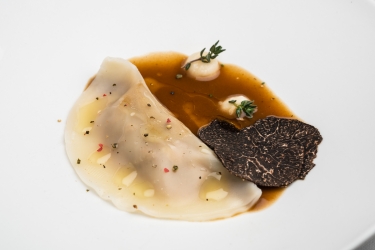 Baluarte_raviolis de caza y boletus con caldo de guiso de lentejas y trufa de Soria