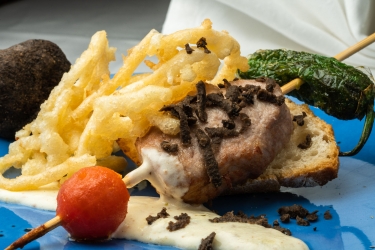Brocheta de ibérico con crema de queso y Trufa negra de Soria