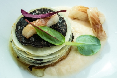 Milhojas de apiobola y trufa con caldo de setas y hoja de ostra
