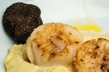 Espuma de patata trufada con vieira