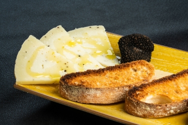 Tosta de queso de oveja trufado
