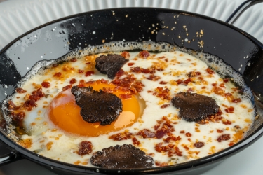 Huevo trufado con crujiente de jamón y avellana