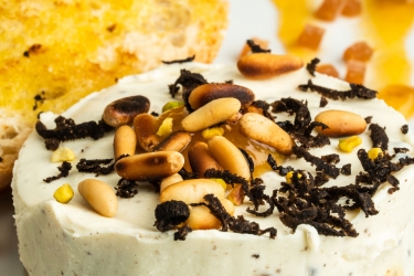 Fogón El Salvador _ Queso cremoso trufado con mermelada, miel y sus tostas