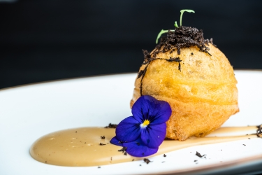 Buñuelo de foie y crema de trufa
