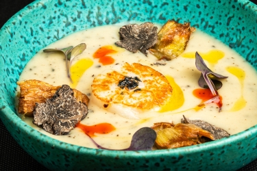 Vieira a la plancha con cama de crema de tupinambo y Trufa negra de Soria