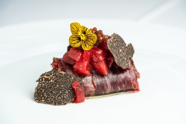 Soria y Trufa Kiosco Canelón de cecina de Buey, atún rojo, trufa y caviar