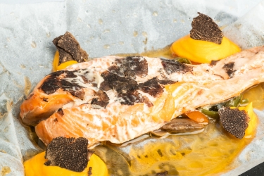salmón al papillot con parmentier de boniato y trufa