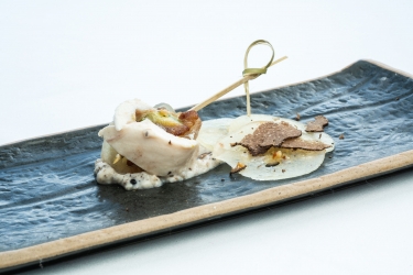 Chupa chu de pollo dátil y pera con salsa de queso de cabra con almendras con trufa de Soria