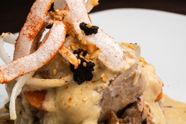 Milhojas de lengua escabechada con salsa de trufa negra de Soria