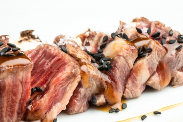 Tataki de ternera con mahonesa de trufa de Soria
