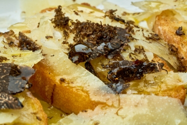 Tostaditas de pan de pueblo con Queso de Soria trufado, aceite arbequina y mermelada de manzadna de Burgos