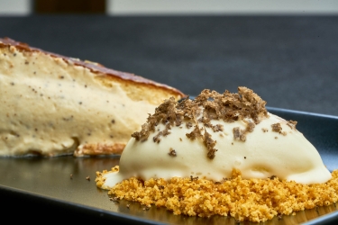 Tarta de queso trufada con helado de trufa de Soria
