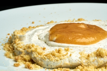 Trampantojo de huevo trufado, queso y membrillo