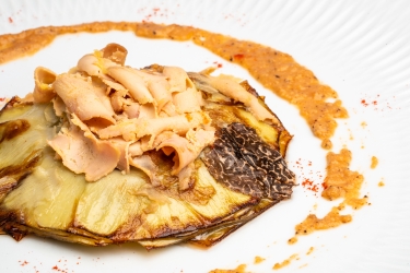 Alcachofas en flor con salsa romesco, lascas de foie y Trufa de Soria