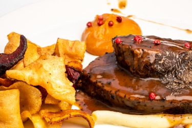 Carrillada con demi-glacé trufada y puré de boniato