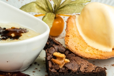 Cuajada con miel de acacia y trufa, brownie y helado de mantecado