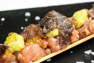 Tartar de foie con perlas de wasabi y guacamole con tTrufa de Soria