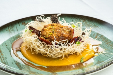 Rabo de toro con meloso de manitas y fideos crujientes