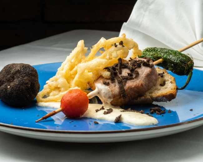Meson Castellano _ Brocheta de ibérico con crema de queso y Trufa negra de Soria