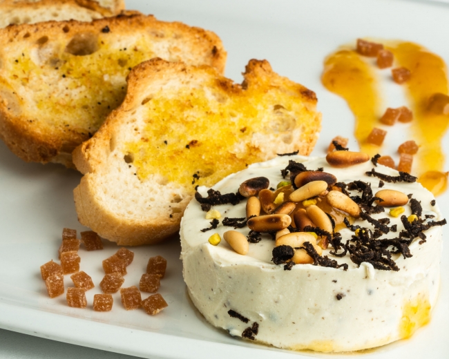 Fogón El Salvador _ Queso cremoso trufado con mermelada, miel y sus tostas 