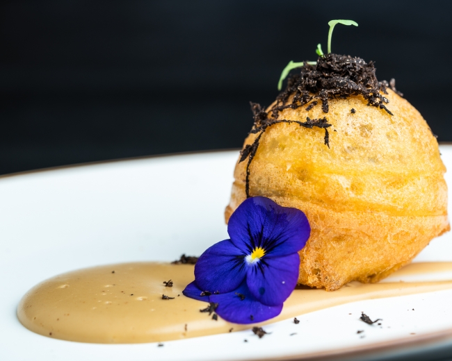 Gastrotasquita _ Buñuelo de foie y crema de trufa