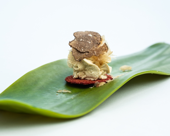 Los Villares _ pan de remolacha con un paté de mejillones con el bicho y algas y trufa crujiente