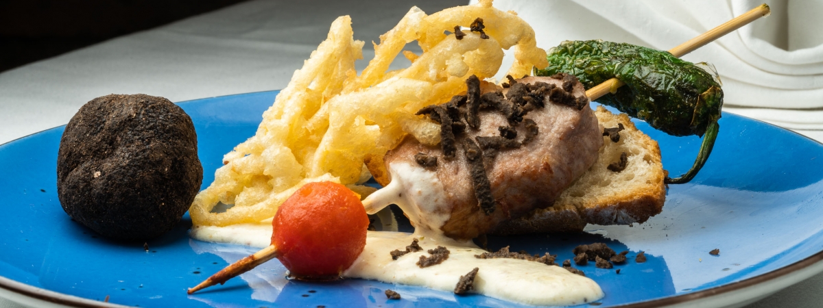 Meson Castellano _ Brocheta de ibérico con crema de queso y Trufa negra de Soria
