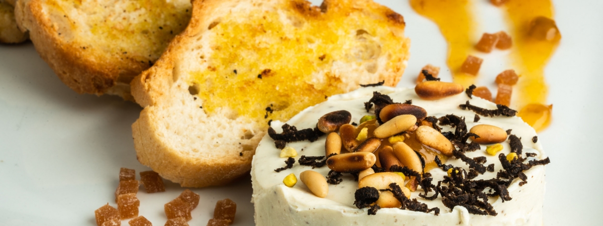 Fogón El Salvador _ Queso cremoso trufado con mermelada, miel y sus tostas 