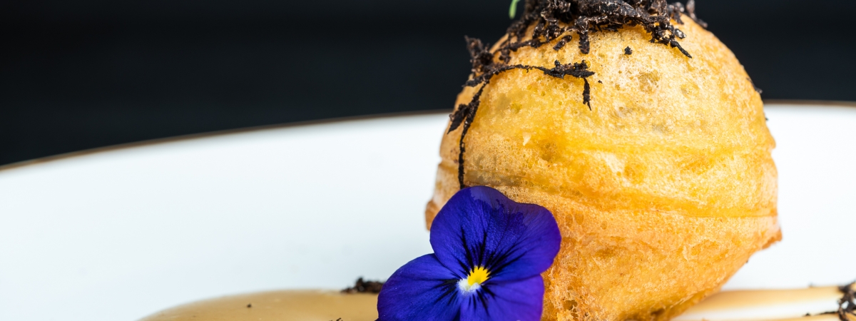 Gastrotasquita _ Buñuelo de foie y crema de trufa