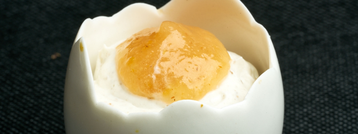 Trampantojo de huevo trufado, queso y membrillo