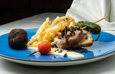 Meson Castellano _ Brocheta de ibérico con crema de queso y Trufa negra de Soria