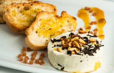 Fogón El Salvador _ Queso cremoso trufado con mermelada, miel y sus tostas 