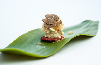 Los Villares _ pan de remolacha con un paté de mejillones con el bicho y algas y trufa crujiente